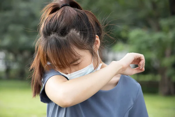Mujer Asiática Que Usa Mascarilla Facial Parque Aire Libre Estornudos — Foto de Stock