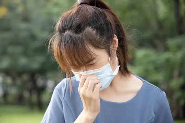 Mujer Asiática Que Tiene Secreción Nasal Con Mascarilla Parque Aire — Foto de Stock