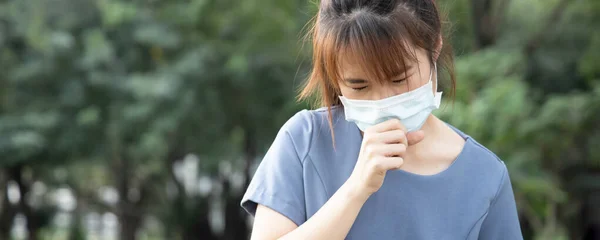 屋外公園で顔マスクを身に着けている病気咳アジアの女性のバナー コロナウイルスの症状感染の概念 社会的距離 前コロナウイルス治療の新しい通常のライフスタイル Covid 19ワクチン — ストック写真