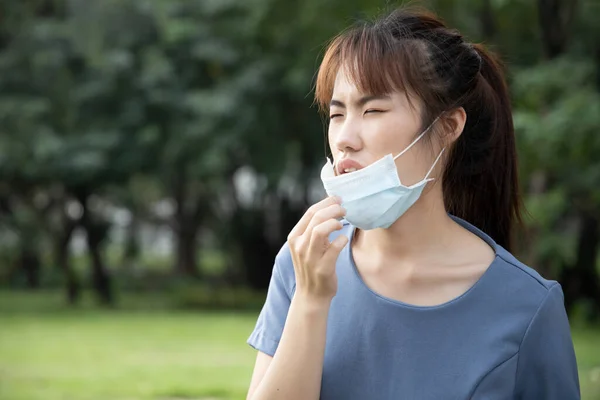 Mujer Asiática Cansada Máscara Eliminación Máscara Facial Parque Aire Libre — Foto de Stock