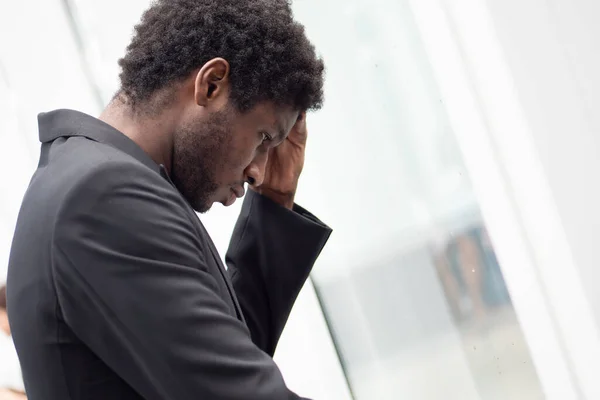 動揺はアフリカの黒人ビジネスマンの頭痛 不幸な黒人ビジネスマンの失敗の肖像 仕事の問題の概念 オフィスストレス症候群 経済不況 レイオフ — ストック写真