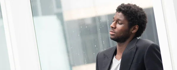 Triste Chateado Estressado Homem Negócios Negro Africano Olhando Para Cima — Fotografia de Stock