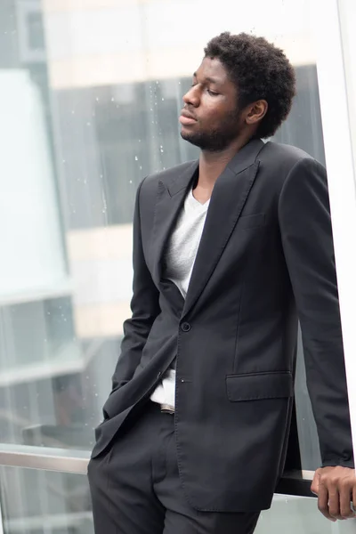 Smutny Zdenerwowany Afrykański Czarny Biznesmen Spoglądający Górę Portret Nieszczęśliwego Czarnego — Zdjęcie stockowe