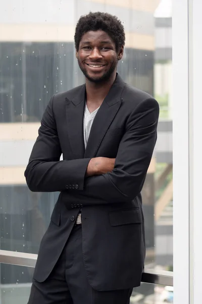 幸せな笑顔アフリカの黒人ビジネスマン 成功した自信のある黒人ビジネスマンの都市環境の肖像画 — ストック写真