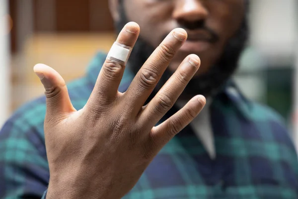 Afrykanin Który Zranił Się Rękę Opatrzony Plastikowym Bandażem — Zdjęcie stockowe