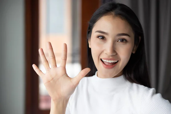 Азиатская Женщина Указывая Считая Пять Пальцев Портрет Счастливой Улыбающейся Азиатской — стоковое фото