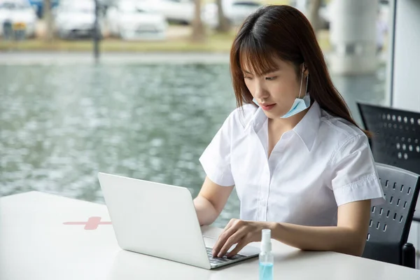 Allvarlig Asiatisk Kvinna Studie Arbetar Med Dator Begreppet Distansutbildning Online — Stockfoto