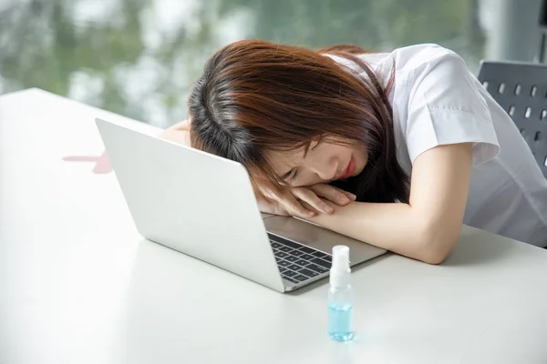 Moe Slaperig Aziatische Vrouw Studeren Werken Met Computer Met Hoofdpijn — Stockfoto