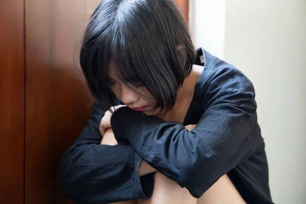 Trött Deprimerad Gråtande Kvinna Sitter Hopplöst Sitt Lägenhetsrum Begreppet Olyckligt — Stockfoto