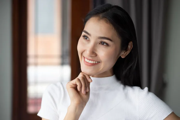 Feliz Mujer Asiática Pensando Planeando Retrato Mujer Blanca Mirando Hacia — Foto de Stock