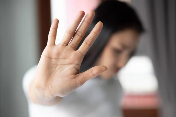 Avvisa Kvinnan Som Säger Stopp Nej Stopp Med Handgester — Stockfoto
