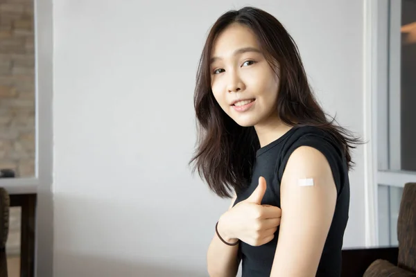 Wanita Asia Sehat Yang Mendapatkan Imunitas Vaksinasi Memberikan Jempol Kepada — Stok Foto