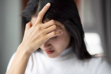 facepalm ve baş ağrısı olan hasta Asyalı kadın baş dönmesi baş dönmesi, baş dönmesi, migren, akşamdan kalma, aşırı çalışma, sağlık ve akıl sağlığı konseptini tasvir eden ofis sendromu yaşıyor.