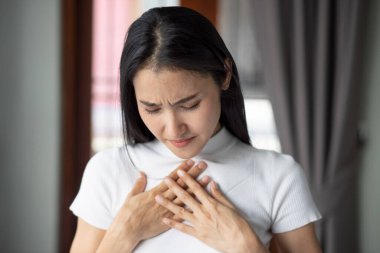 hazımsızlık sorunu olan hasta Asyalı kadın, asit reflü veya gerd semptomları; kadın sağlığı, vücut bakımı, hastalık, ağrı, asit reflü, zatürree, virüs hastalığı konsepti