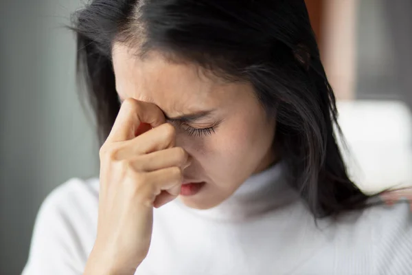 Porträt Einer Gestressten Kranken Asiatin Mit Kopfschmerzen Depressive Frau Leidet — Stockfoto