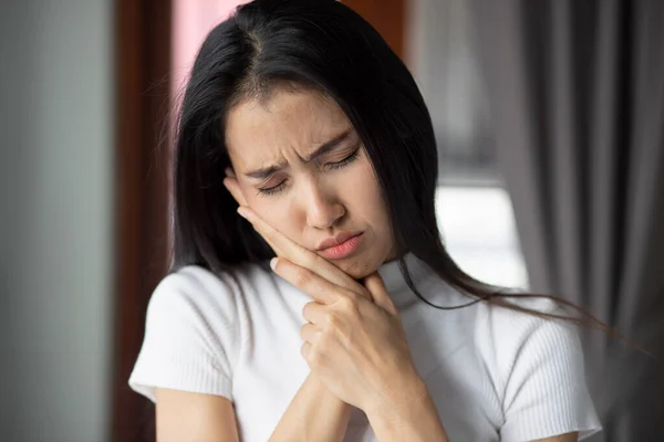 患有牙痛的妇女 患有牙痛 牙齿敏感 智齿痛 口腔卫生护理或牙科护理概念的妇女的肖像 — 图库照片