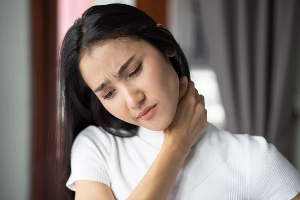 Woman Shoulder Neck Pain Portrait Asian Woman Suffering Shoulder Neck — Stock Photo, Image