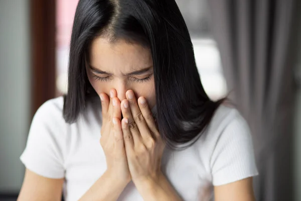 Wanita Asia Sakit Bersin Dan Memiliki Hidung Meler Konsep Alergi — Stok Foto