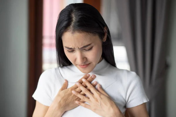 Zieke Aziatische Vrouw Met Indigestieprobleem Zure Reflux Gerd Symptomen Vrouw — Stockfoto