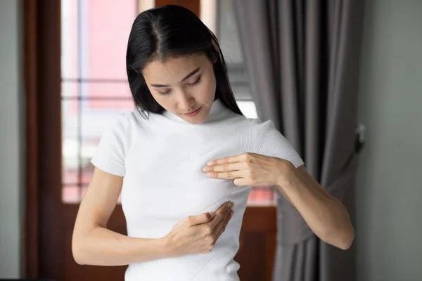 亚洲妇女在家检查乳房 乳腺癌认知月概念 乳腺囊肿或肿瘤检查 身体护理 预防和预防医学 — 图库照片