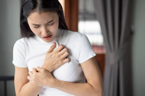 Kvinna Med Plötslig Hjärtinfarkt Sjuk Kvinna Som Lider Akut Hjärtinfarkt — Stockfoto