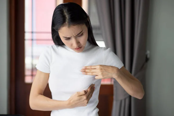 Allvarlig Asiatisk Kvinna Kontrollerar Sitt Bröst Hemma Begreppet Bröstcancer Medvetenhet — Stockfoto
