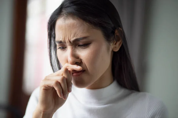 Mulher Menina Doente Alérgico Com Corrimento Nasal Gripe Sintoma Covid — Fotografia de Stock