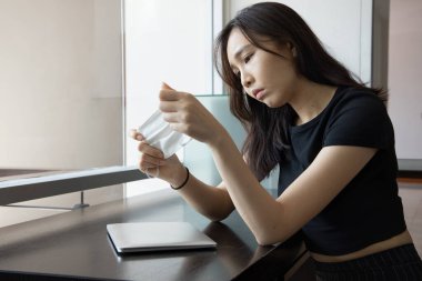 Asyalı kadın yüz maskesi takmaktan, sosyal mesafeli yorgunluk konseptinden, COVID-19 salgınında yeni, zor, normal, ya da gardını indirmekten bıktı.