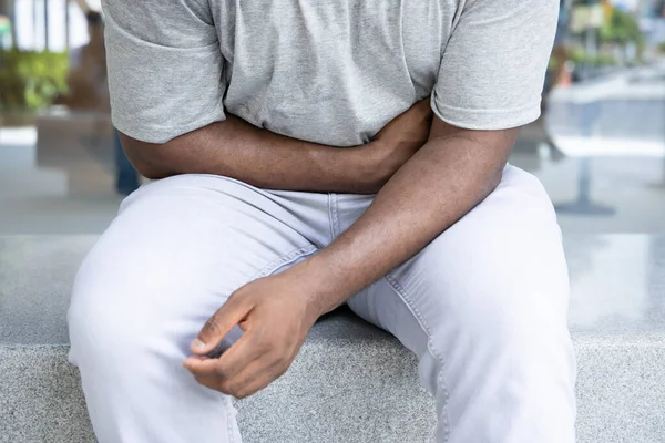 食中毒 胃酸逆流 胃癌に苦しむ若い大人のアフリカ人男性 — ストック写真