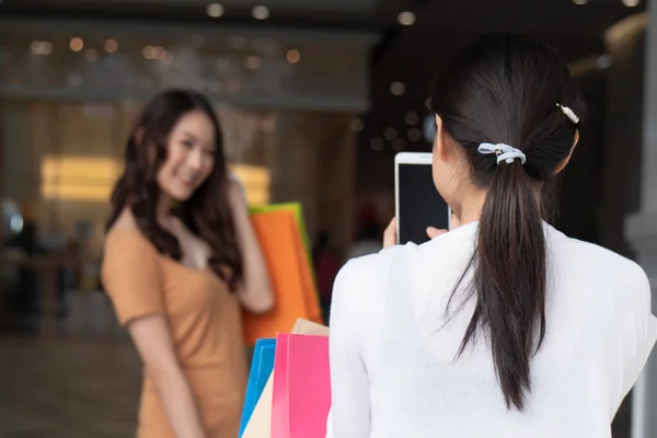 Glada Asiatiska Kvinnor Shopping Och Smartphone Foto Köpcentret Begreppet App — Stockfoto