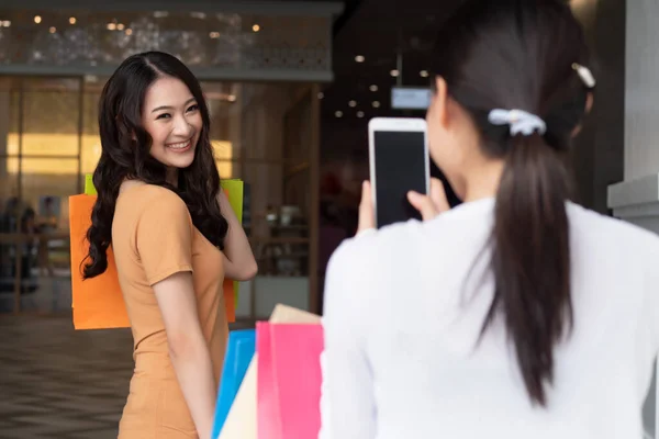 Glada Asiatiska Kvinnor Shopping Och Smartphone Foto Köpcentret Begreppet App — Stockfoto