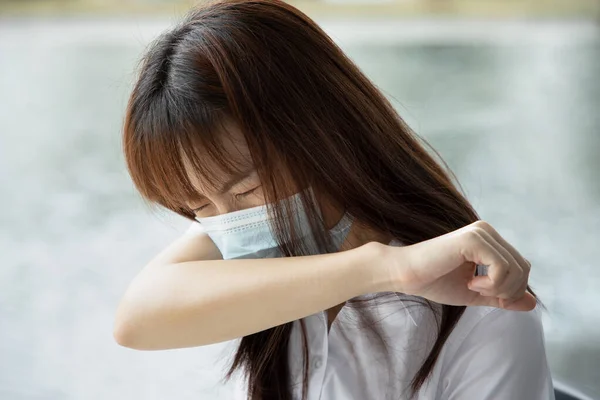 Sjuk Asiatisk Kvinna Med Mask Nysningar Armbågen Förebyggande Åtgärder Mot — Stockfoto