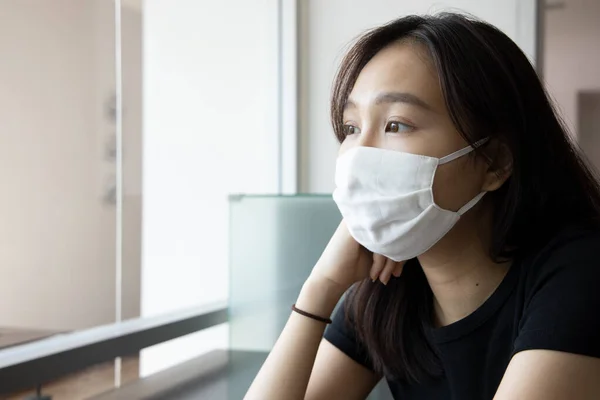 職場で顔マスクを適切に身に着けている若いアジアの女性 予防措置を取るの概念 社会的距離 コロナウイルス治療を待っている間 新しい通常の生活 Covid 19ワクチン — ストック写真