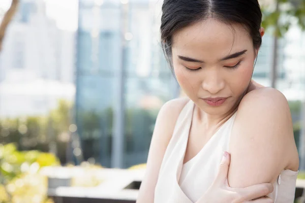 亚洲妇女接种疫苗免疫时上臂有瘢痕 接种计划普及 疫苗接种 疫苗副作用等概念 — 图库照片