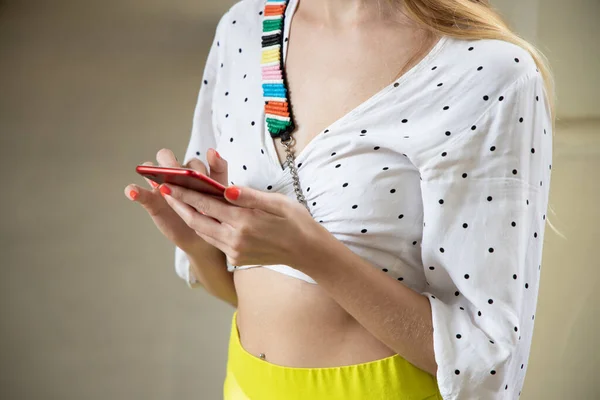 Mulher Usando Smartphone Retrato Mulher Branca Caucasiana Com Smartphone Conceito — Fotografia de Stock