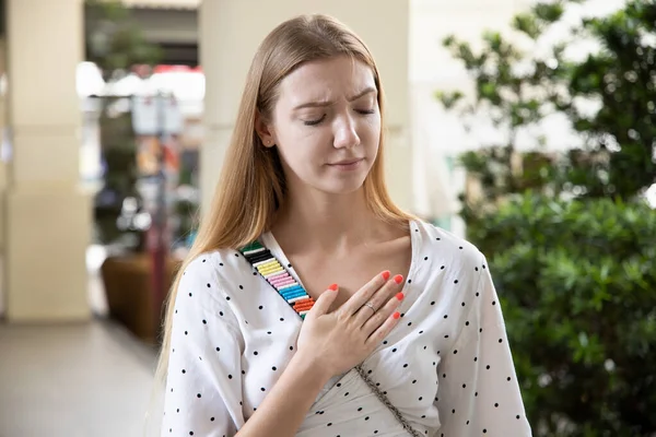 Zieke Aziatische Vrouw Met Indigestieprobleem Zure Reflux Gerd Symptomen Vrouw — Stockfoto