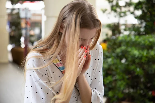 Mujer Enferma Estornuda Tiene Secreción Nasal Con Desenfoque Movimiento Concepto — Foto de Stock