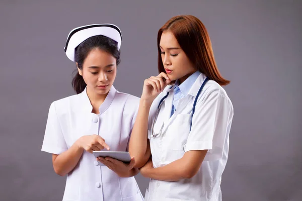 의사와 간호사 컴퓨터 태블릿 일하는 종사자 — 스톡 사진