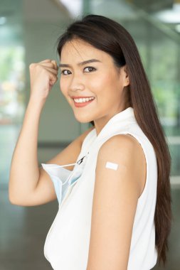 Aşı programıyla bağışıklık kazanan kendinden emin Asyalı kadın, sağlıklı aşı kavramı, aşı, ofis çalışanı, aşılanmış hasta, aşı ile sürü bağışıklığı