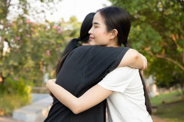 拥抱女儿的母亲 家庭之爱的概念 母亲节 家庭日 母女团聚 — 图库照片