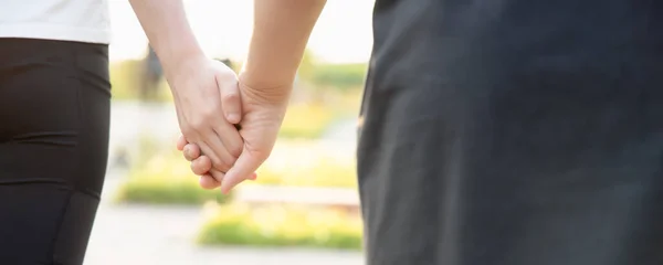 Formato Cabecera Madre Mayor Caminando Mano Con Hija Parque Verde — Foto de Stock