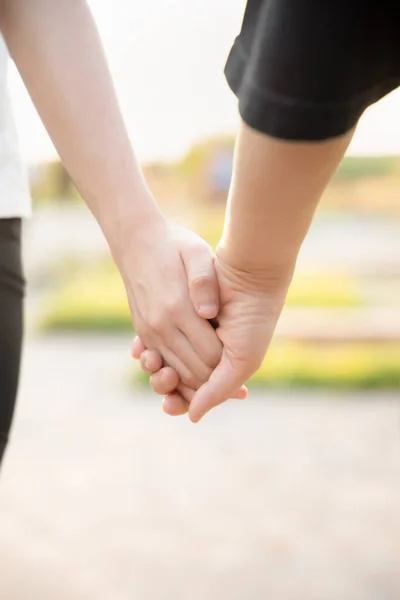 Madre Mayor Caminando Mano Con Hija Parque Urbano Durante Verano — Foto de Stock