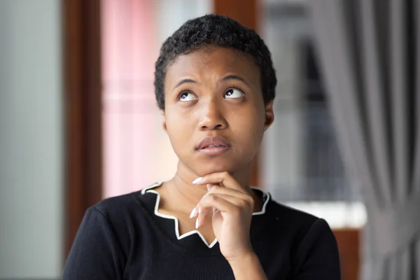 Doordachte Zwarte Vrouw Denken Plannen Portret Van Zwarte Afrikaanse Vrouw — Stockfoto