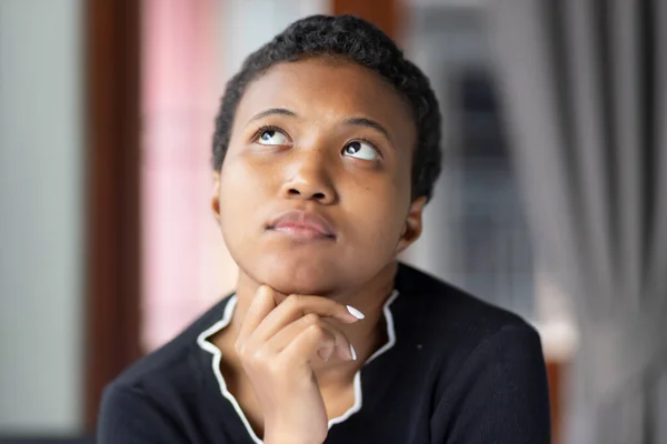 Mulher Negra Pensativa Pensando Planejamento Retrato Mulher Negra Africano Olhando — Fotografia de Stock