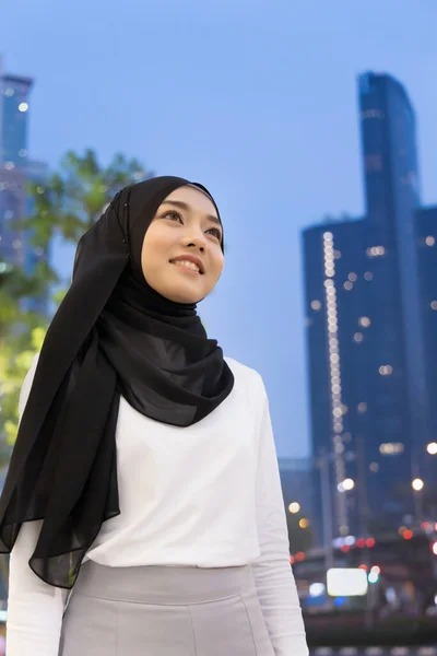 Portré Ázsiai Muszlim Üzletasszony Este Városi Környezetben Koncepció Iszlám Emberek — Stock Fotó