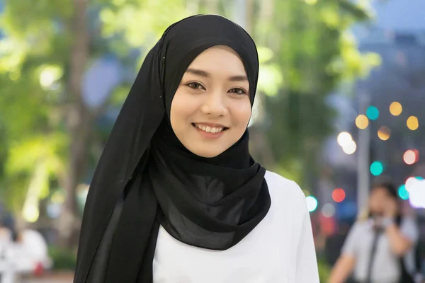 Portrait Asian Muslim Business Woman Evening Urban Environment Concept Islamic — Stok Foto