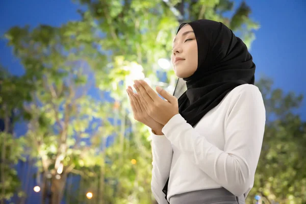 Jihovýchodní Asijské Muslimka Večerní Modlitbě Koncept Islámského Lidu Během Ramadánu — Stock fotografie