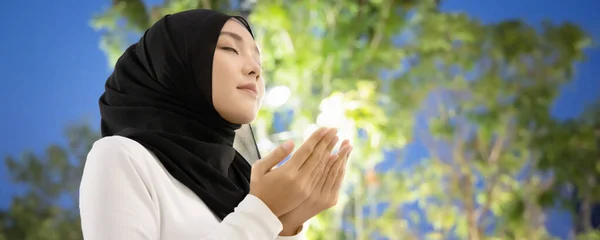 Mujer Musulmana Del Sudeste Asiático Oración Vespertina Concepto Pueblo Islámico —  Fotos de Stock