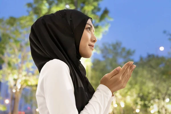 Zuidoost Aziatische Moslim Vrouw Avondgebed Concept Van Islamitisch Volk Tijdens — Stockfoto