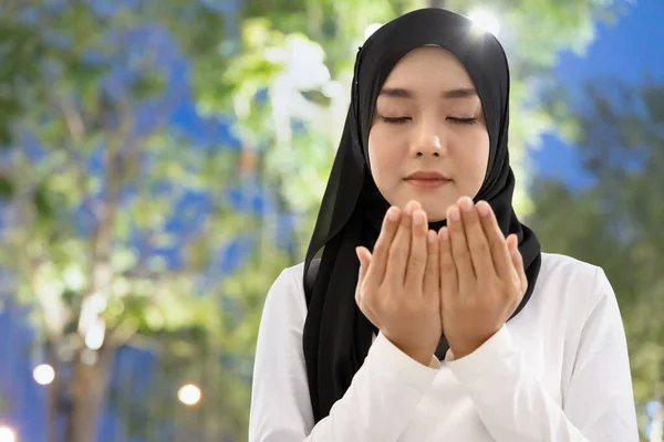 Zuidoost Aziatische Moslim Vrouw Avondgebed Concept Van Islamitisch Volk Tijdens — Stockfoto